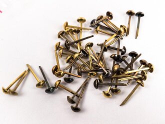 50 Stück Rundkopfsplinte Messing, Kopfdurchmesser je knapp über 6mm. Zum Teil angelaufen und silbern wirkend. Sie erhalten eine Tüte mit 50 Stück aus neuzeitlicher Fertigung
