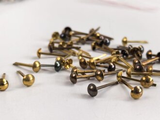 50 Stück Rundkopfsplinte Messing, Kopfdurchmesser je knapp über 6mm. Zum Teil angelaufen und silbern wirkend. Sie erhalten eine Tüte mit 50 Stück aus neuzeitlicher Fertigung