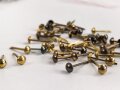 50 Stück Rundkopfsplinte Messing, Kopfdurchmesser je knapp über 6mm. Zum Teil angelaufen und silbern wirkend. Sie erhalten eine Tüte mit 50 Stück aus neuzeitlicher Fertigung