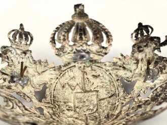 Bayern, silbernes Emblem für eine Pickelhaube für Offiziere. Dünnes Buntmetallblech versilbert, die Kanten poliert. Befestigungsabstand etwa 70mm