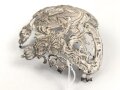 Bayern, silbernes Emblem für eine Pickelhaube für Offiziere. Dünnes Buntmetallblech versilbert, die Kanten poliert. Befestigungsabstand etwa 70mm