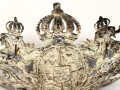 Bayern, silbernes Emblem für eine Pickelhaube für Offiziere. Dünnes Buntmetallblech versilbert, die Kanten poliert. Befestigungsabstand etwa 70mm