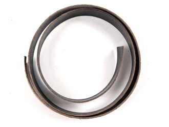 Dünner Lederstreifen, Breite 15mm, Länge mindestens 69cm. Sie erhalten ein originales Stück aus altem Lagerbestand