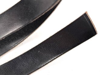Dünner Lederstreifen, Breite 15mm, Länge mindestens 69cm. Sie erhalten ein originales Stück aus altem Lagerbestand