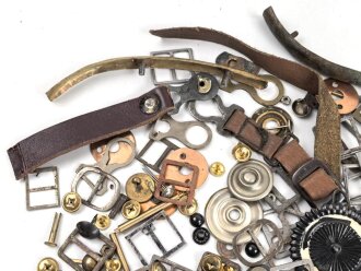 Konvolut Ersatzteile aller Art . Neue und alte Teile, zum Teil verwendbar für Hauben und Helme. Alter und Herkunft unbekannt