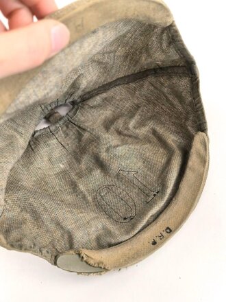 1.Weltkrieg, feldgrauer Überzug für eine Pickelhaube eines Angehörigen im bayrischen Feldartillerie Regiment 10. Ausführung ab 1916 mit grüner Nummer. Deutlich getragenes Stück