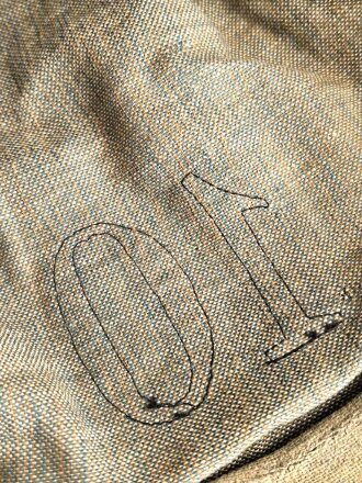 1.Weltkrieg, feldgrauer Überzug für eine Pickelhaube eines Angehörigen im bayrischen Feldartillerie Regiment 10. Ausführung ab 1916 mit grüner Nummer. Deutlich getragenes Stück