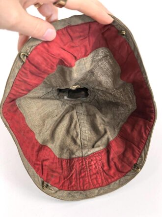 1.Weltkrieg, feldgrauer Überzug für eine Pickelhaube eines Angehörigen im Infanterie Regiment 111. Wendbare Ausführung , die andere Seite mit Manöverband. Deutlich getragenes Stück