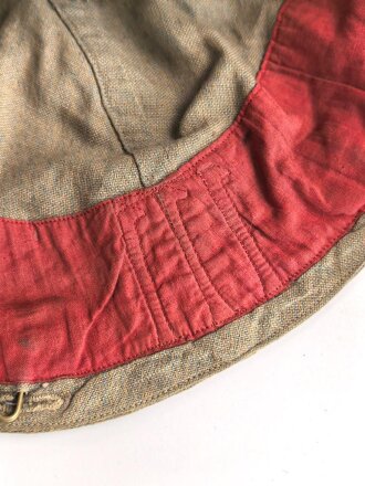 1.Weltkrieg, feldgrauer Überzug für eine Pickelhaube eines Angehörigen im Infanterie Regiment 111. Wendbare Ausführung , die andere Seite mit Manöverband. Deutlich getragenes Stück