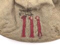 1.Weltkrieg, feldgrauer Überzug für eine Pickelhaube eines Angehörigen im Infanterie Regiment 111. Wendbare Ausführung , die andere Seite mit Manöverband. Deutlich getragenes Stück