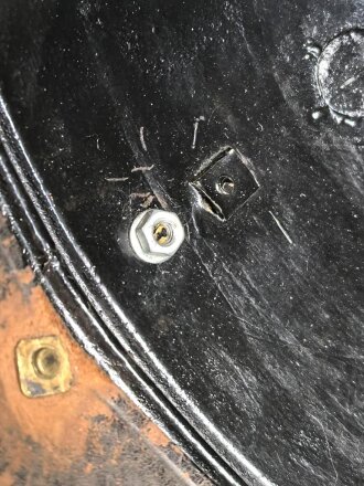 Bayern, Mannschaftshelm für Kürassiere Modell 1842 in der Trageweise ab 1864. Gereinigt und " Restauriertes"  Kammerstück, das Innenfutter fehlt.