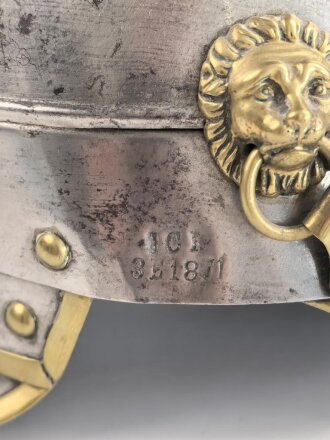 Bayern, Mannschaftshelm für Kürassiere Modell 1842 in der Trageweise ab 1864. Gereinigt und " Restauriertes"  Kammerstück, das Innenfutter fehlt.