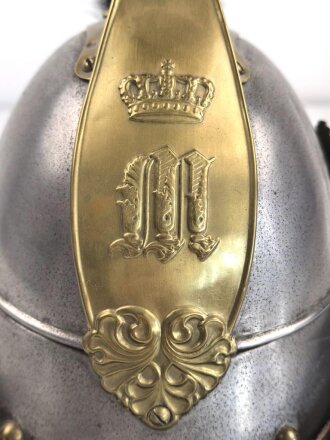 Bayern, Mannschaftshelm für Kürassiere Modell 1842 in der Trageweise bis 1864 ( Monogramm M für König Max II. ) Vor längerer Zeit gereinigtes Stück, das Innenfutter fehlt, sonst guter Gesamtzustand