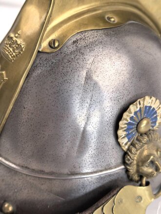 Bayern, Mannschaftshelm für Kürassiere Modell 1842 in der Trageweise bis 1864 ( Monogramm M für König Max II. ) Vor längerer Zeit gereinigtes Stück, das Innenfutter fehlt, sonst guter Gesamtzustand