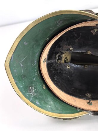 Bayern, Mannschaftshelm für Kürassiere Modell 1842 in der Trageweise bis 1864 ( Monogramm M für König Max II. ) Vor längerer Zeit gereinigtes Stück, das Innenfutter fehlt, sonst guter Gesamtzustand