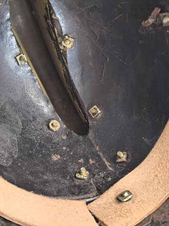 Bayern, Mannschaftshelm für Kürassiere Modell 1842 in der Trageweise bis 1864 ( Monogramm M für König Max II. ) Vor längerer Zeit gereinigtes Stück, das Innenfutter fehlt, sonst guter Gesamtzustand