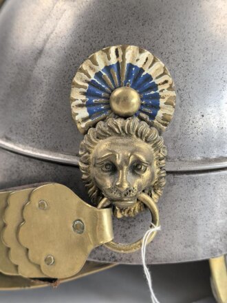Bayern, Mannschaftshelm für Kürassiere Modell 1842 in der Trageweise bis 1864 ( Monogramm M für König Max II. ) Vor längerer Zeit gereinigtes Stück, das Innenfutter fehlt, sonst guter Gesamtzustand