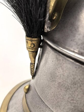 Bayern, Mannschaftshelm für Kürassiere Modell 1842 in der Trageweise bis 1864 ( Monogramm M für König Max II. ) Vor längerer Zeit gereinigtes Stück, das Innenfutter fehlt, sonst guter Gesamtzustand