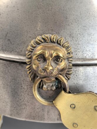Bayern, Mannschaftshelm für Kürassiere Modell 1842 in der Trageweise bis 1864 ( Monogramm M für König Max II. ) Vor längerer Zeit gereinigtes Stück, das Innenfutter fehlt, sonst guter Gesamtzustand