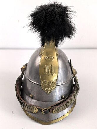 Bayern, Mannschaftshelm für Kürassiere Modell 1842 in der Trageweise bis 1864 ( Monogramm M für König Max II. ) Vor längerer Zeit gereinigtes Stück, das Innenfutter fehlt, sonst guter Gesamtzustand