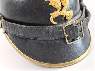 Bayern, Raupenhelm Modell 1868 für Mannschaften der Infanterie. Vor längerer Zeit gereinigtes Stück, die originale Webpelzraupe wackelt ein wenig, sonst guter Gesamtzustand