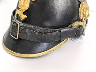 Bayern, Raupenhelm Modell 1868 für Mannschaften der Infanterie. Vor längerer Zeit gereinigtes Stück, die originale Webpelzraupe wackelt ein wenig, sonst guter Gesamtzustand