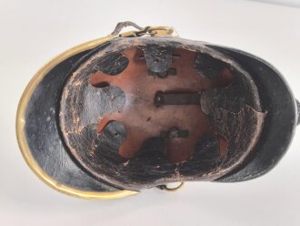 Bayern, Raupenhelm Modell 1868 für Mannschaften der Infanterie. Vor längerer Zeit gereinigtes Stück, die originale Webpelzraupe wackelt ein wenig, sonst guter Gesamtzustand