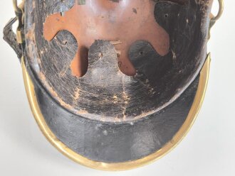 Bayern, Raupenhelm Modell 1868 für Mannschaften der Infanterie. Vor längerer Zeit gereinigtes Stück, die originale Webpelzraupe wackelt ein wenig, sonst guter Gesamtzustand