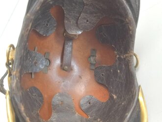 Bayern, Raupenhelm Modell 1868 für Mannschaften der Infanterie. Vor längerer Zeit gereinigtes Stück, die originale Webpelzraupe wackelt ein wenig, sonst guter Gesamtzustand