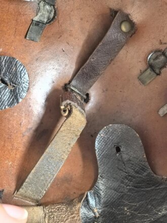 Bayern, Raupenhelm Modell 1868 für Mannschaften der Infanterie. Vor längerer Zeit gereinigtes Stück, die originale Webpelzraupe wackelt ein wenig, sonst guter Gesamtzustand
