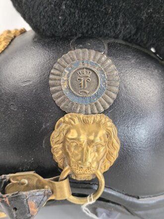 Bayern, Raupenhelm Modell 1868 für Mannschaften der Infanterie. Vor längerer Zeit gereinigtes Stück, die originale Webpelzraupe wackelt ein wenig, sonst guter Gesamtzustand