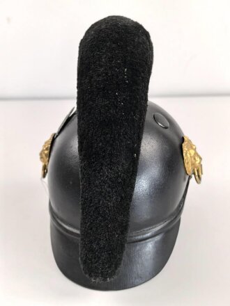 Bayern, Raupenhelm Modell 1868 für Mannschaften der Infanterie. Vor längerer Zeit gereinigtes Stück, die originale Webpelzraupe wackelt ein wenig, sonst guter Gesamtzustand