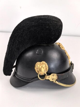 Bayern, Raupenhelm Modell 1868 für Mannschaften der Infanterie. Vor längerer Zeit gereinigtes Stück, die originale Webpelzraupe wackelt ein wenig, sonst guter Gesamtzustand