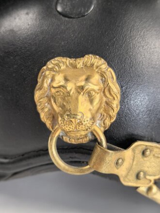 Bayern, Raupenhelm Modell 1868 für Mannschaften der Infanterie. Vor längerer Zeit gereinigtes Stück, die originale Webpelzraupe wackelt ein wenig, sonst guter Gesamtzustand