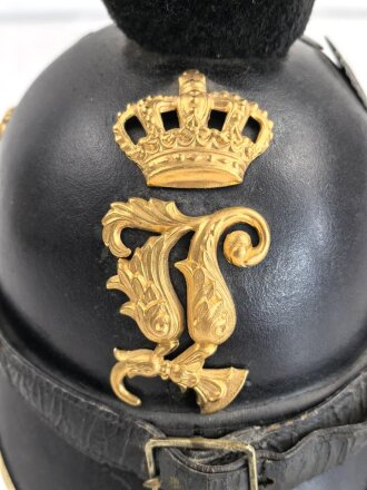 Bayern, Raupenhelm Modell 1868 für Mannschaften der Infanterie. Vor längerer Zeit gereinigtes Stück, die originale Webpelzraupe wackelt ein wenig, sonst guter Gesamtzustand