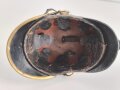 Bayern, Raupenhelm Modell 1868 für Mannschaften der Infanterie. Vor längerer Zeit gereinigtes Stück, die originale Webpelzraupe wackelt ein wenig, sonst guter Gesamtzustand