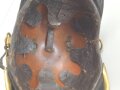 Bayern, Raupenhelm Modell 1868 für Mannschaften der Infanterie. Vor längerer Zeit gereinigtes Stück, die originale Webpelzraupe wackelt ein wenig, sonst guter Gesamtzustand