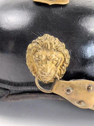 Bayern, Pickelhaube für einen Offizier der Polizei. Der Spitzenteller wackelt leicht, sonst guter Gesamtzustand