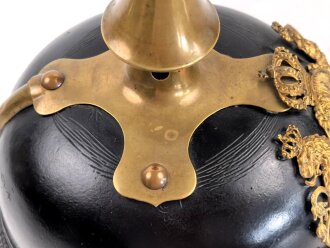 Bayern, Pickelhaube für einen Offizier der Polizei. Der Spitzenteller wackelt leicht, sonst guter Gesamtzustand