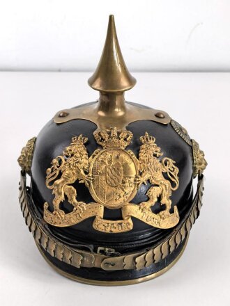 Bayern, Pickelhaube für einen Offizier der Polizei. Der Spitzenteller wackelt leicht, sonst guter Gesamtzustand
