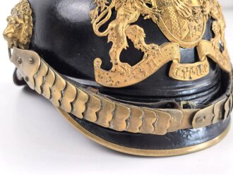 Bayern, Pickelhaube für einen Offizier der Polizei. Der Spitzenteller wackelt leicht, sonst guter Gesamtzustand