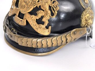 Bayern, Pickelhaube für einen Offizier der Polizei. Der Spitzenteller wackelt leicht, sonst guter Gesamtzustand