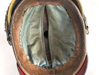 Bayern, Pickelhaube für einen Offizier der Polizei. Der Spitzenteller wackelt leicht, sonst guter Gesamtzustand