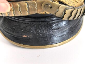Bayern, Pickelhaube für einen Offizier der Polizei. Der Spitzenteller wackelt leicht, sonst guter Gesamtzustand