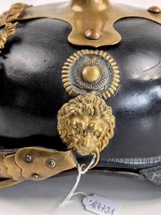 Bayern, Pickelhaube für einen Offizier der Polizei. Der Spitzenteller wackelt leicht, sonst guter Gesamtzustand