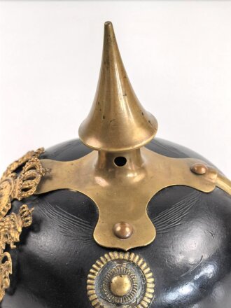 Bayern, Pickelhaube für einen Offizier der Polizei. Der Spitzenteller wackelt leicht, sonst guter Gesamtzustand