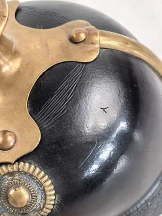 Bayern, Pickelhaube für einen Offizier der Polizei. Der Spitzenteller wackelt leicht, sonst guter Gesamtzustand