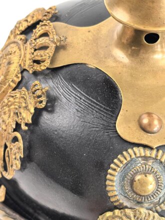 Bayern, Pickelhaube für einen Offizier der Polizei. Der Spitzenteller wackelt leicht, sonst guter Gesamtzustand