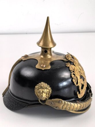 Bayern, Pickelhaube für einen Offizier der Polizei. Der Spitzenteller wackelt leicht, sonst guter Gesamtzustand