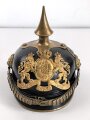 Bayern, Pickelhaube für einen Offizier der Polizei. Der Spitzenteller wackelt leicht, sonst guter Gesamtzustand